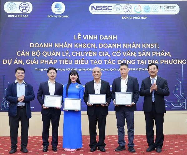 Bà Trịnh Thị Hồng Vân- Chủ tiịch HĐTV Công ty Yến sào Khánh Hòa nhận bằng vinh danh và chụp lưu niệm cùng các vị lãnh đạo Bà Trịnh Thị Hồng Vân- Chủ tiịch HĐTV Công ty Yến sào Khánh Hòa nhận bằng vinh danh và chụp lưu niệm cùng các vị lãnh đạo