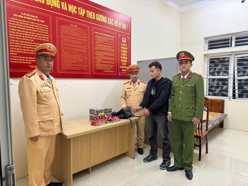 CSGT phối hợp Công an phường bắt giữ thanh niên Lạng Sơn vác ba lô pháo lậu tại Ninh Bình