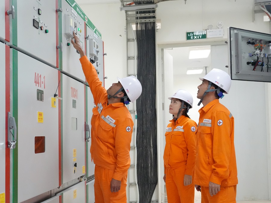 Kiểm tra vận hành thiết bị trong nhà điều hành TBA 110kV Hậu Lộc 2 Kiểm tra vận hành thiết bị trong nhà điều hành TBA 110kV Hậu Lộc 2