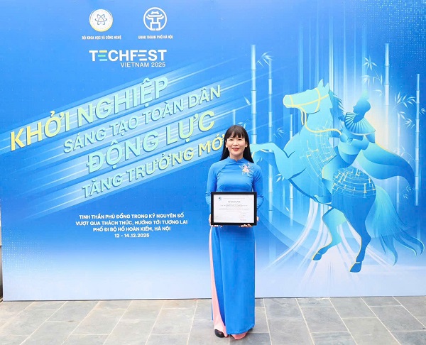 Bà Trịnh Thị Hồng Vân- Chủ tiịch HĐTV Công ty Yến sào Khánh Hòa nhận bằng vinh danh và chụp lưu niệm Bà Trịnh Thị Hồng Vân- Chủ tiịch HĐTV Công ty Yến sào Khánh Hòa nhận bằng vinh danh và chụp lưu niệm