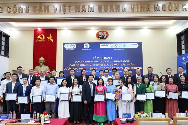 Các vị được vinh danh cùng chụp lưu niệm Các vị được vinh danh cùng chụp lưu niệm