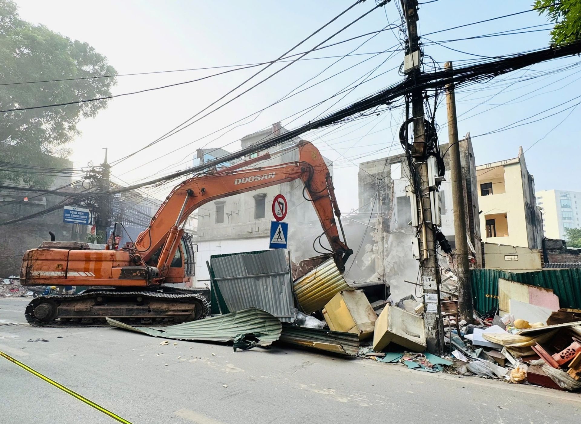 Trước phản ánh của người dân, phường Láng yêu cầu giảm bụi khi thi công Vành đai 1