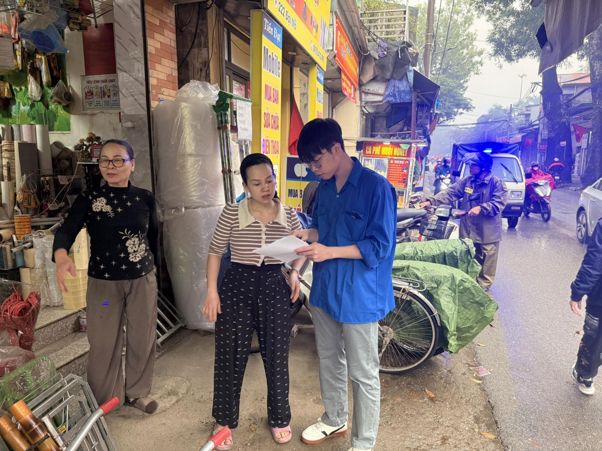 Đoàn viên, thanh niên phường Tây Mỗ tuyên truyền, hướng dẫn người dân chấp hành quy định về trật tự đô thị và vệ sinh môi trường. Đoàn viên, thanh niên phường Tây Mỗ tuyên truyền, hướng dẫn người dân chấp hành quy định về trật tự đô thị và vệ sinh môi trường.