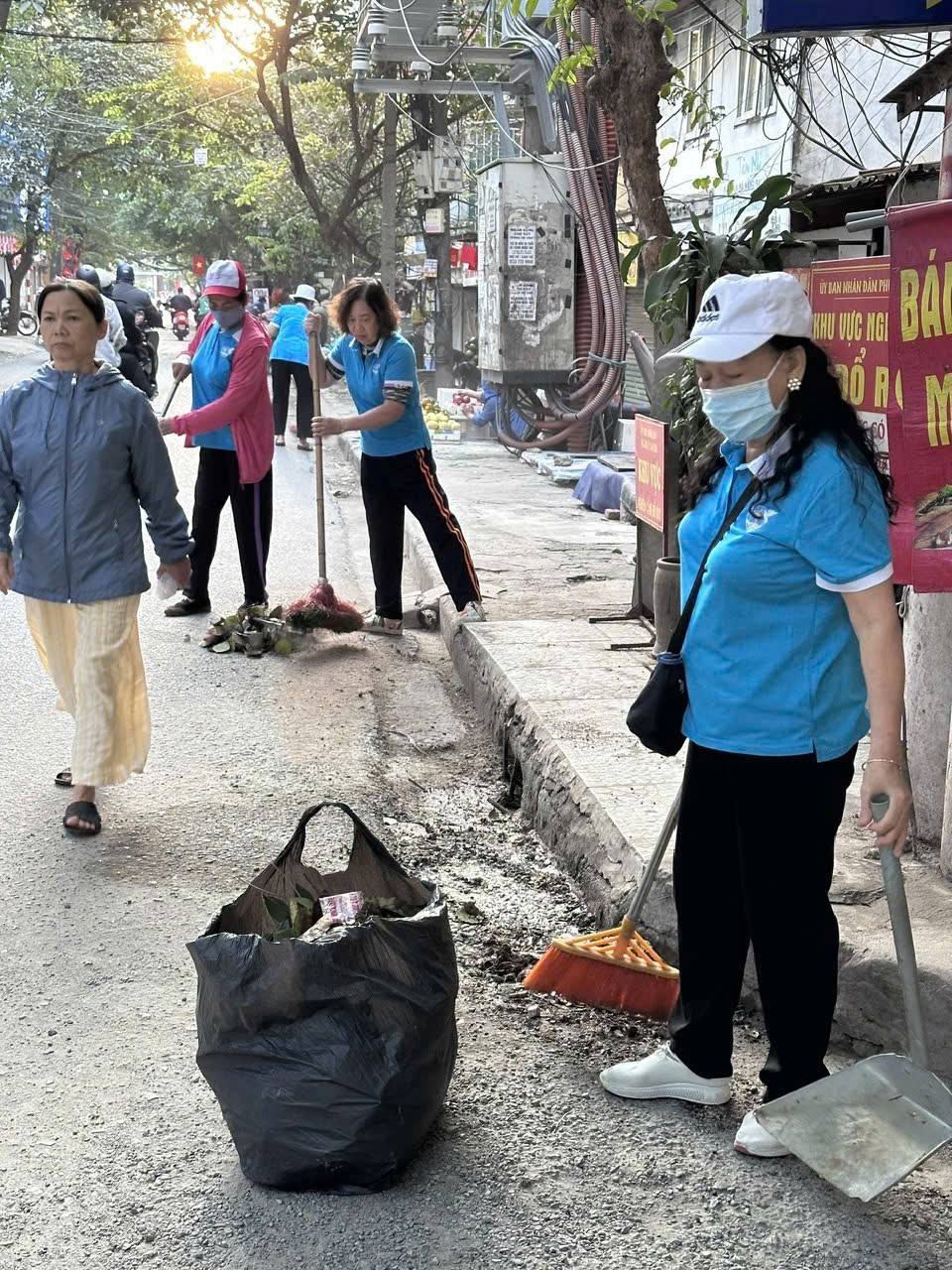 Thu gom phế liệu tái chế trong “Ngày thứ Bảy xanh” vừa góp phần bảo vệ môi trường, vừa tạo nguồn quỹ hỗ trợ các hoàn cảnh khó khăn trên địa bàn phường Ô Chợ Dừa. Thu gom phế liệu tái chế trong “Ngày thứ Bảy xanh” vừa góp phần bảo vệ môi trường, vừa tạo nguồn quỹ hỗ trợ các hoàn cảnh khó khăn trên địa bàn phường Ô Chợ Dừa.