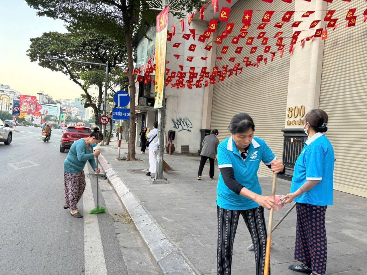 Hội viên phụ nữ phường Ô Chợ Dừa ra quân tổng vệ sinh môi trường, duy trì đều đặn hoạt động “Ngày thứ Bảy xanh” tại các khu dân cư. Hội viên phụ nữ phường Ô Chợ Dừa ra quân tổng vệ sinh môi trường, duy trì đều đặn hoạt động “Ngày thứ Bảy xanh” tại các khu dân cư.