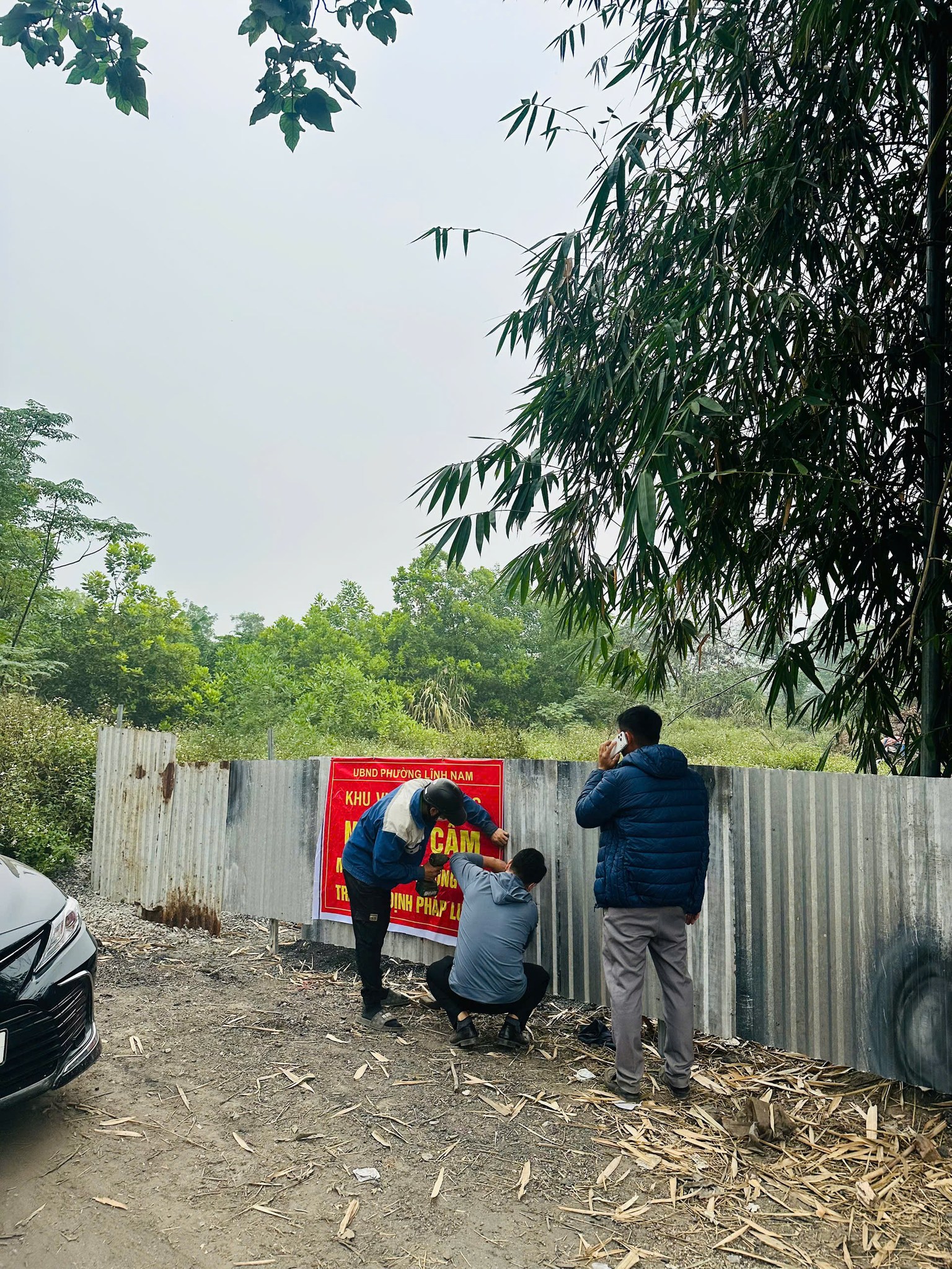 Hoạt động ra quân xử lý vi phạm trật tự đất đai tại khu vực bãi sông Hồng. Hoạt động ra quân xử lý vi phạm trật tự đất đai tại khu vực bãi sông Hồng.