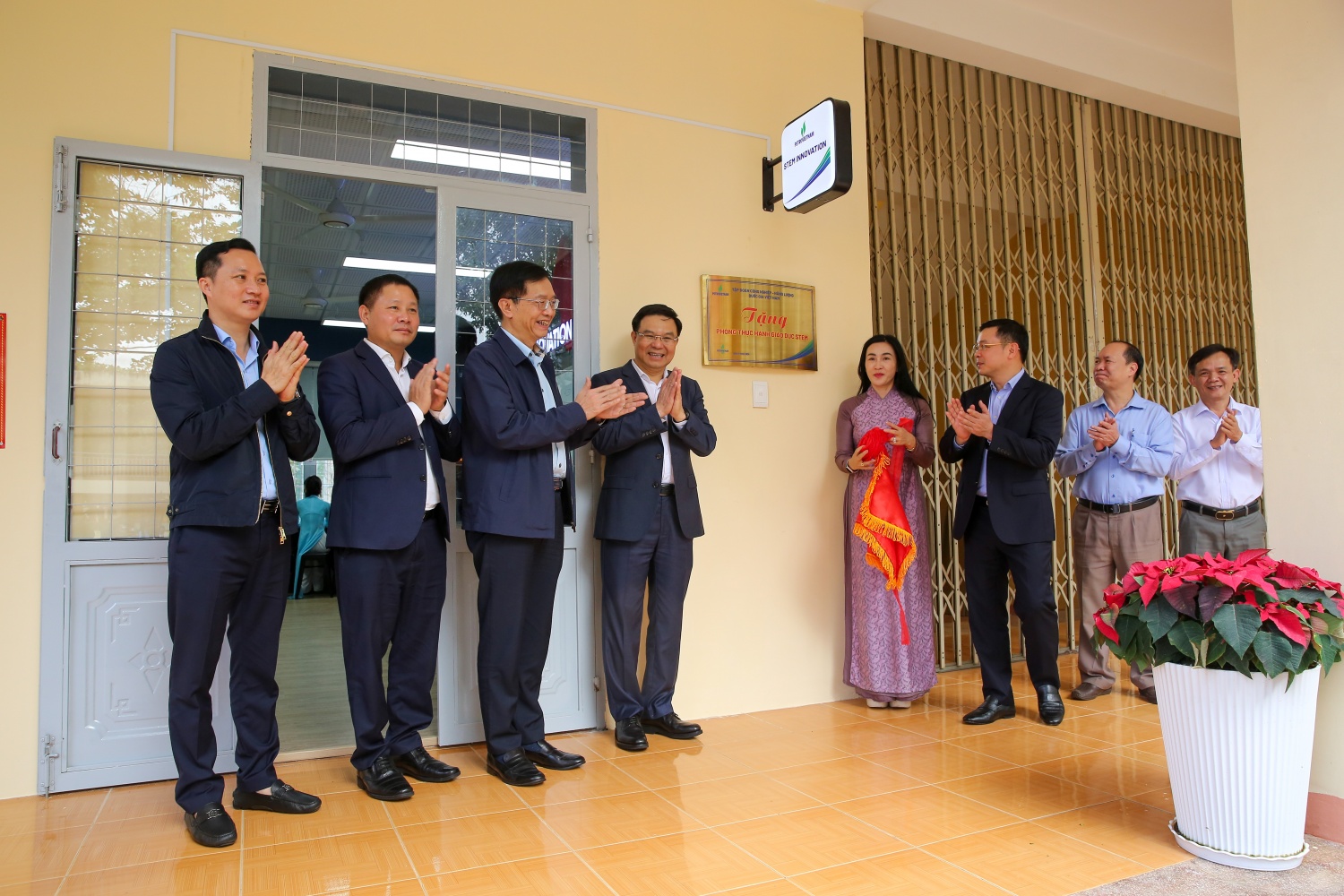 Các đại biểu thực hiện nghi thức khánh thành phòng STEM tại Trường THPT Buôn Ma Thuột Các đại biểu thực hiện nghi thức khánh thành phòng STEM tại Trường THPT Buôn Ma Thuột