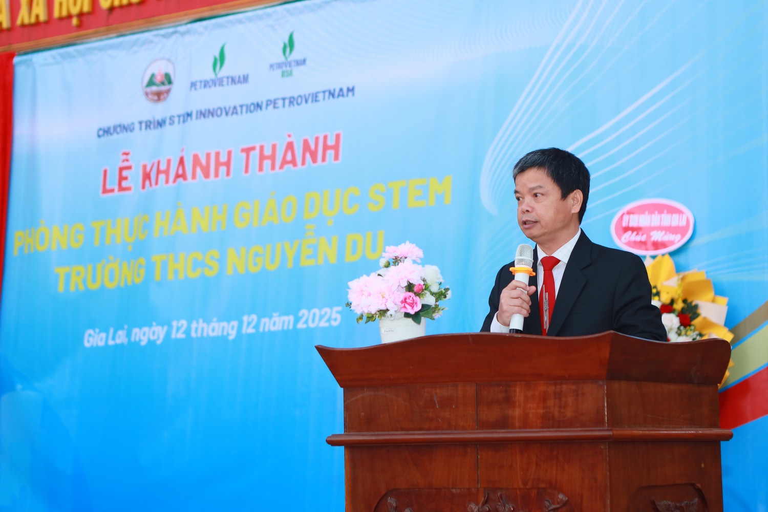 Đồng chí Nguyễn Hữu Quế - Phó Chủ tịch UBND tỉnh Gia Lai khẳng định việc khánh Thành phòng STEM do Petrovietnam tài trợ đã đánh dấu cột mốc đưa giáo dục STEM đến gần hơn với các em học sinh của tỉnh Gia Lai Đồng chí Nguyễn Hữu Quế - Phó Chủ tịch UBND tỉnh Gia Lai khẳng định việc khánh Thành phòng STEM do Petrovietnam tài trợ đã đánh dấu cột mốc đưa giáo dục STEM đến gần hơn với các em học sinh của tỉnh Gia Lai