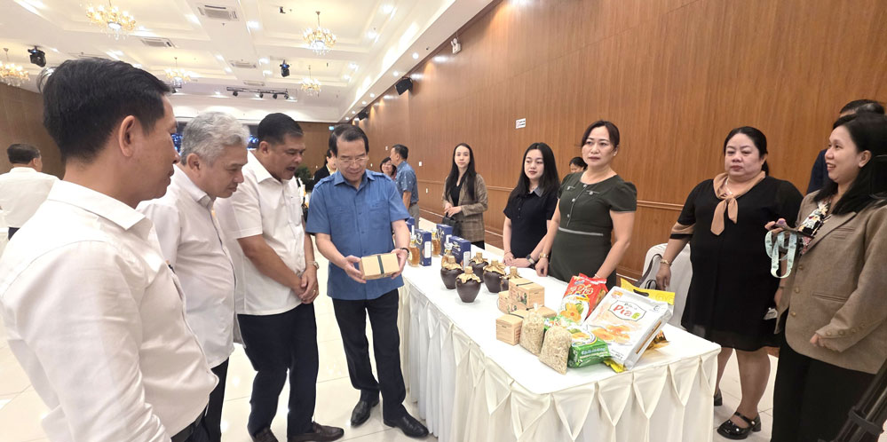 Các đại biểu tìm hiểu sản phẩm từ làng nghề. Các đại biểu tìm hiểu sản phẩm từ làng nghề.