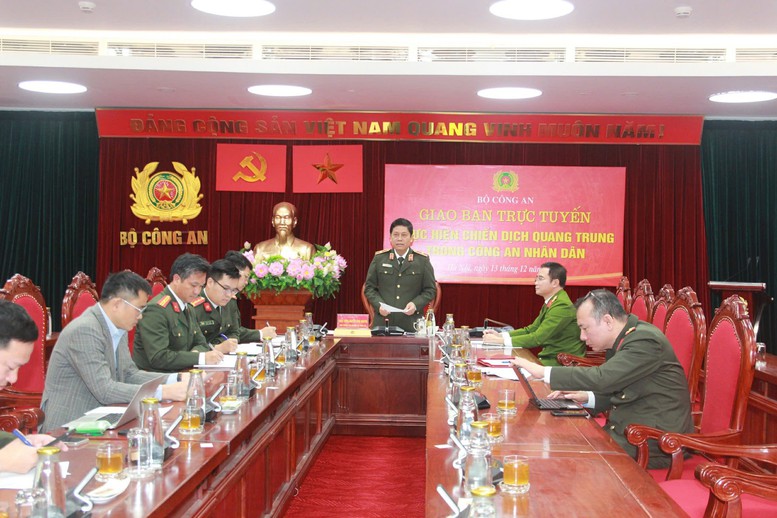 Thiếu tướng Nguyễn Hồng Nguyên, Phó Chánh Văn phòng Bộ Công an, phát biểu tại Hội nghị - Ảnh: VGP/Vũ Phong Thiếu tướng Nguyễn Hồng Nguyên, Phó Chánh Văn phòng Bộ Công an, phát biểu tại Hội nghị - Ảnh: VGP/Vũ Phong