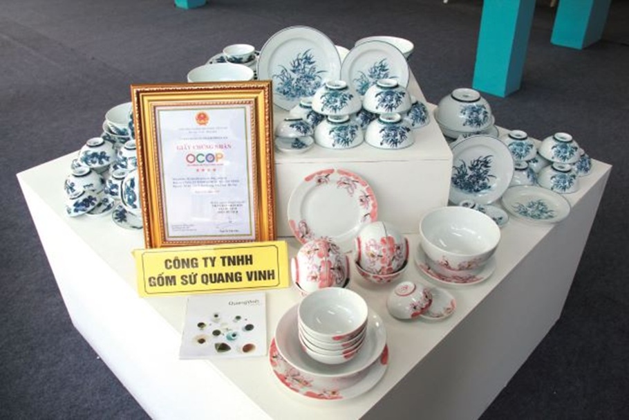 Bộ 4 sản phẩm gốm sứ của Công ty TNHH Gốm sứ Quang Vinh được chứng nhận OCOP 5 sao từ năm 2020. Bộ 4 sản phẩm gốm sứ của Công ty TNHH Gốm sứ Quang Vinh được chứng nhận OCOP 5 sao từ năm 2020.
