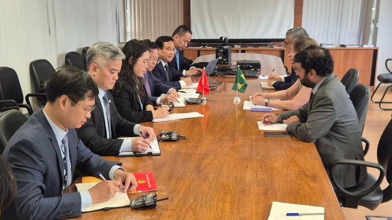 Đoàn công tác của Ban Chính sách Chiến lược Trung ương Đảng do đồng chí Nguyễn Đức Hiển, Phó Trưởng ban dẫn đầu và Đại sứ Bùi Văn Nghị làm việc với Cơ quan Hợp tác (ABC) của Bộ Ngoại giao. Đoàn công tác của Ban Chính sách Chiến lược Trung ương Đảng do đồng chí Nguyễn Đức Hiển, Phó Trưởng ban dẫn đầu và Đại sứ Bùi Văn Nghị làm việc với Cơ quan Hợp tác (ABC) của Bộ Ngoại giao.