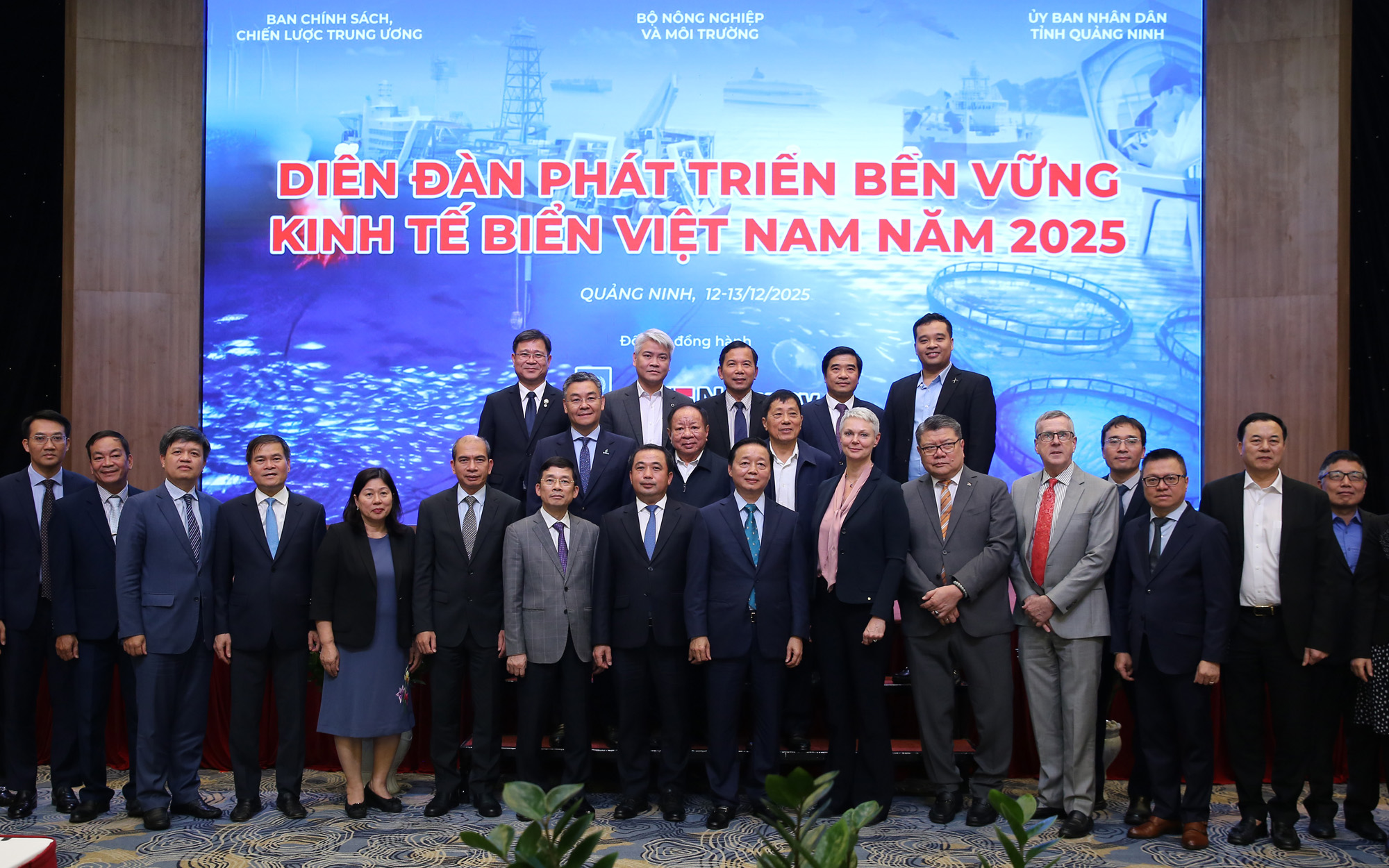 Phó Thủ tướng cùng các đại biểu tham dự Diễn đàn. Phó Thủ tướng cùng các đại biểu tham dự Diễn đàn.