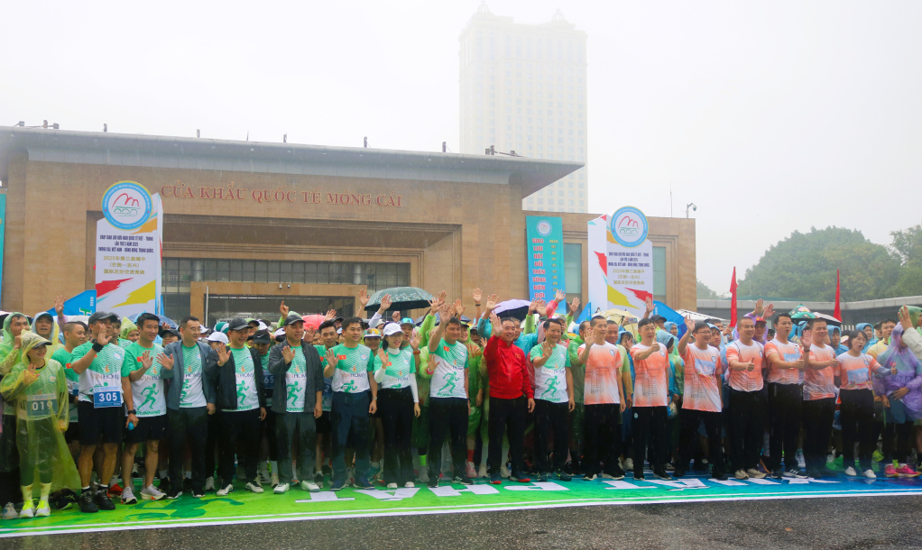 Các đại biểu và vận động viên xuất phát từ Cửa khẩu quốc tế Móng Cái Các đại biểu và vận động viên xuất phát từ Cửa khẩu quốc tế Móng Cái