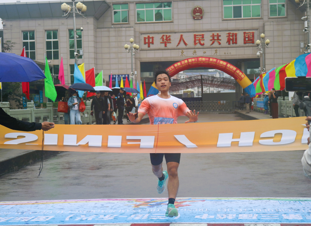 Các vận động viên đầu tiên về đích Các vận động viên đầu tiên về đích