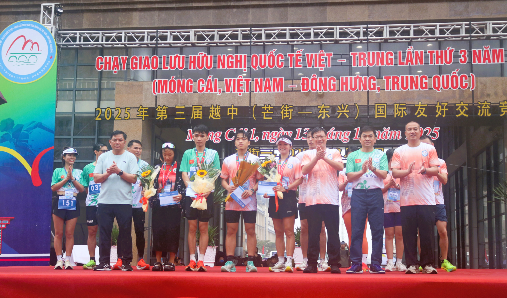 BTC trao giải cho các vận động viên đạt thành tích cao của hai nước BTC trao giải cho các vận động viên đạt thành tích cao của hai nước