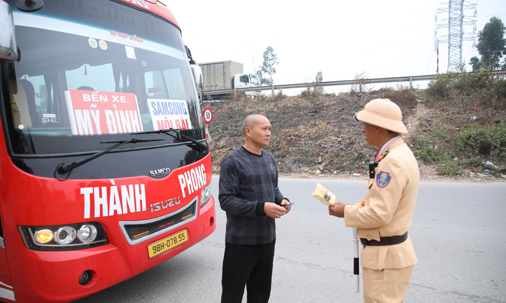 Ngay sau lễ ra quân, lực lượng cảnh sát giao thông kiểm tra xe khách hoạt động trên đường gom cao tốc Hà Nội - Bắc Giang đoạn qua phường Nếnh.