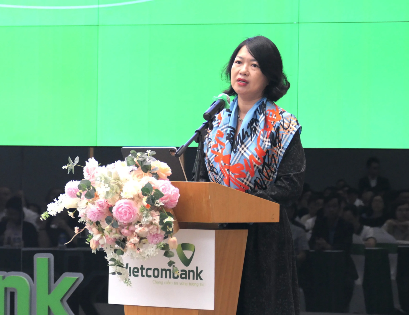 Bà Nguyễn Thị Hồng Vân -Thành viên Ban điều hành, Giám đốc Khối Pháp chế và Tuân thủ Vietcombank phát biểu khai mạc Hội nghị. Ảnh: VCB Bà Nguyễn Thị Hồng Vân -Thành viên Ban điều hành, Giám đốc Khối Pháp chế và Tuân thủ Vietcombank phát biểu khai mạc Hội nghị. Ảnh: VCB