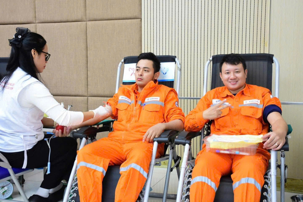 Cán bộ nhân viên EVNHANOI tham gia hiến máu tình nguyện
