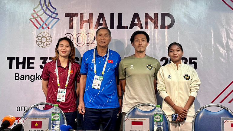 Đại diện đội tuyển nữ Việt Nam và Indonesia tại buổi họp báo. (Ảnh: VFF) Đại diện đội tuyển nữ Việt Nam và Indonesia tại buổi họp báo. (Ảnh: VFF)