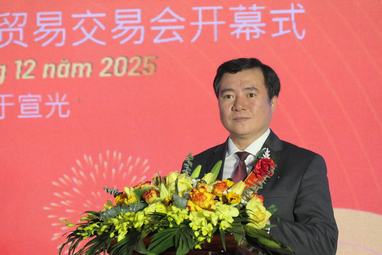 Thứ trưởng Công thương Nguyễn Sinh Nhật Tân phát biểu chào mừng tại lễ khai mạc Hội chợ. Thứ trưởng Công thương Nguyễn Sinh Nhật Tân phát biểu chào mừng tại lễ khai mạc Hội chợ.