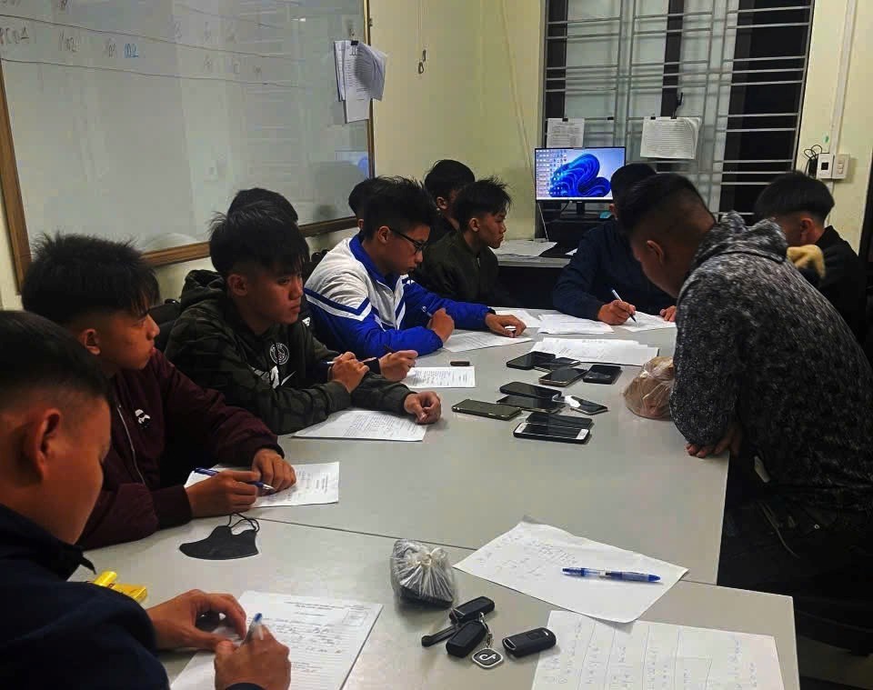 Công an xã Kiến Thụy phát hiện 8 trường hợp tụ tập về đêm. Công an xã Kiến Thụy phát hiện 8 trường hợp tụ tập về đêm.