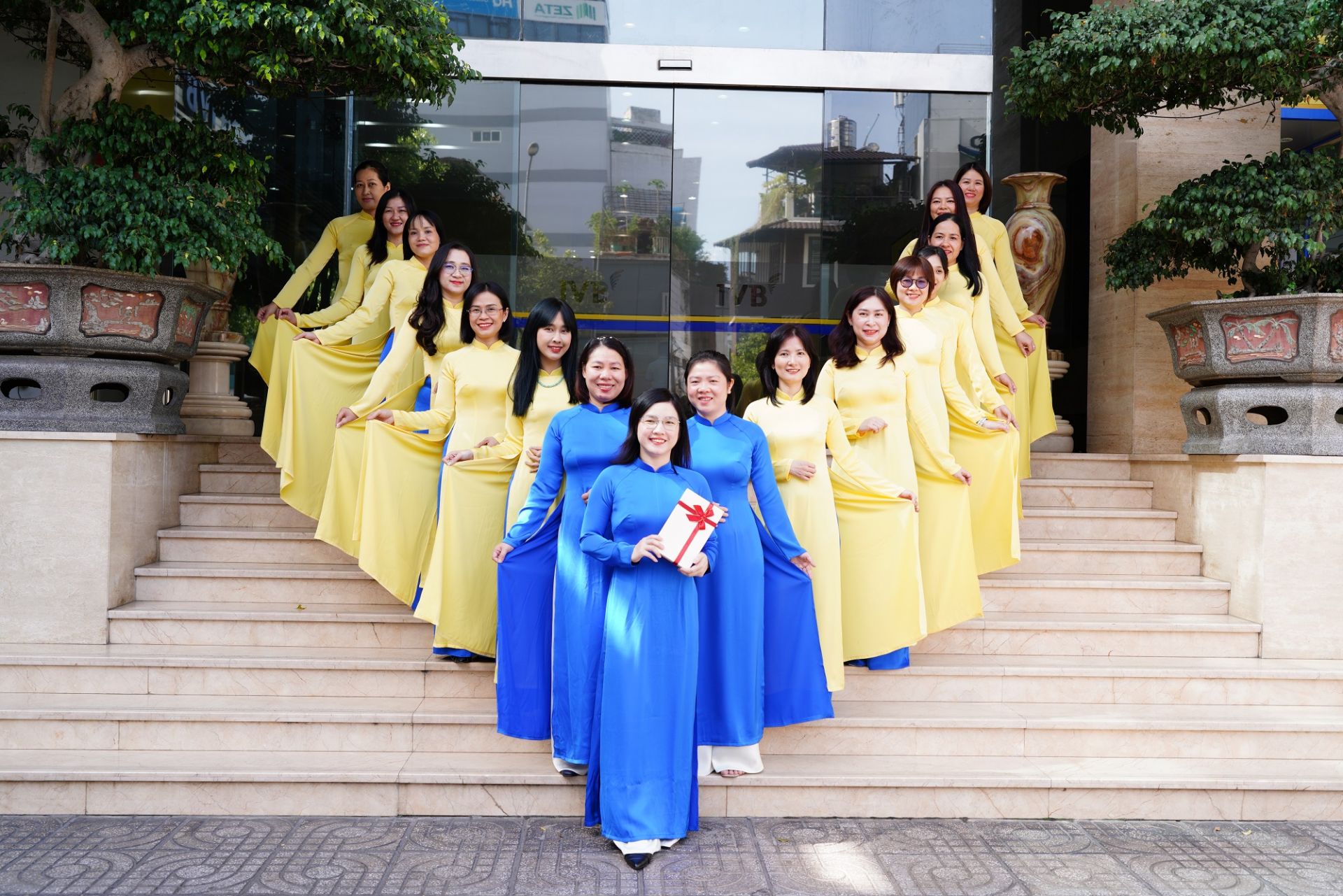 Tập thể cán bộ nhân viên IVB tự hào đồng hành với các khách hàng trong hơn 3 thập kỷ qua