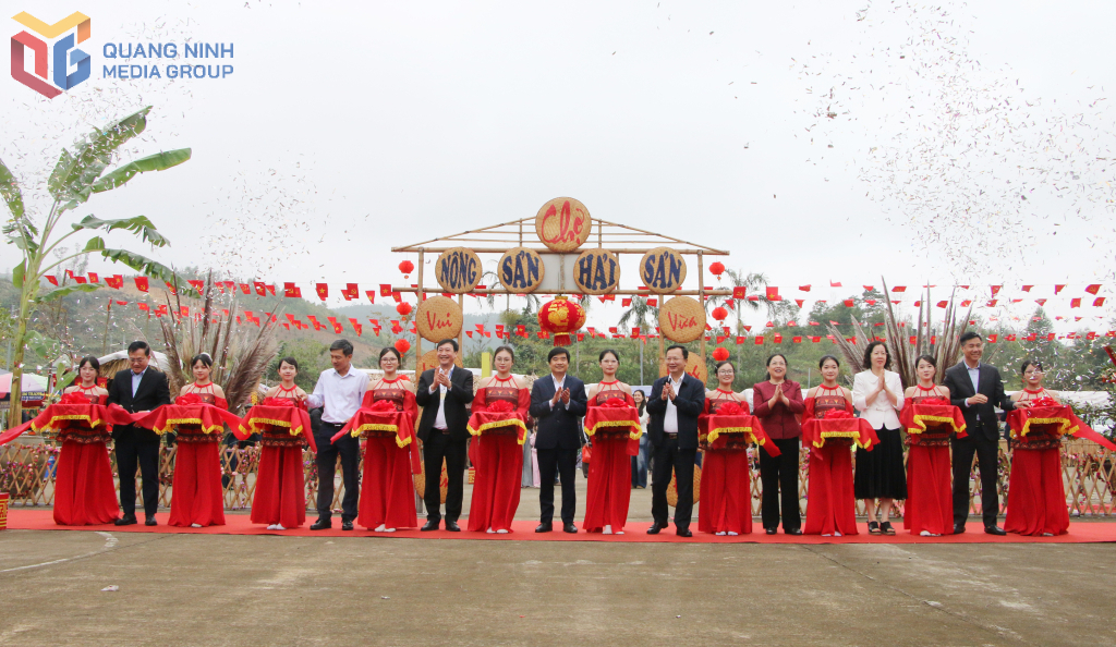 Các đại biểu cắt băng khai trương gian hàng Các đại biểu cắt băng khai trương gian hàng