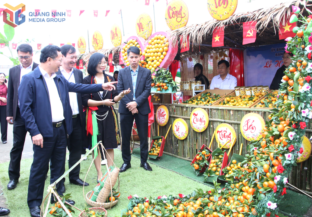 Các đại biểu tham quan các gian hàng Các đại biểu tham quan các gian hàng