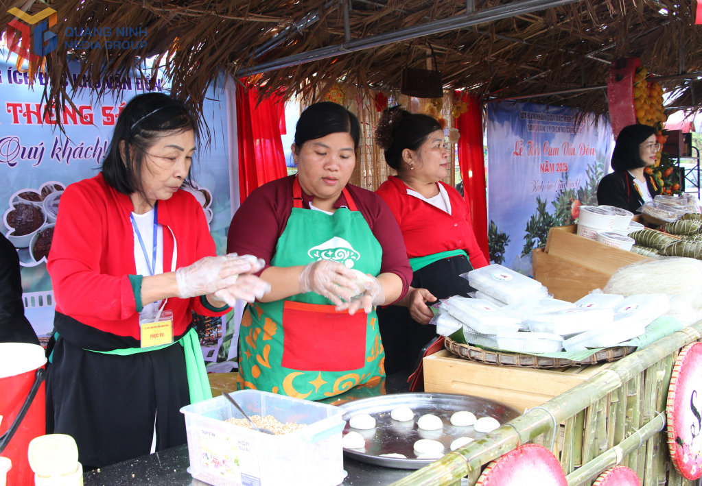 Các sản phẩm bánh, ẩm thực truyền thống của đồng bào dân tộc Sán Dìu được bày bán tại lễ hội. Các sản phẩm bánh, ẩm thực truyền thống của đồng bào dân tộc Sán Dìu được bày bán tại lễ hội.