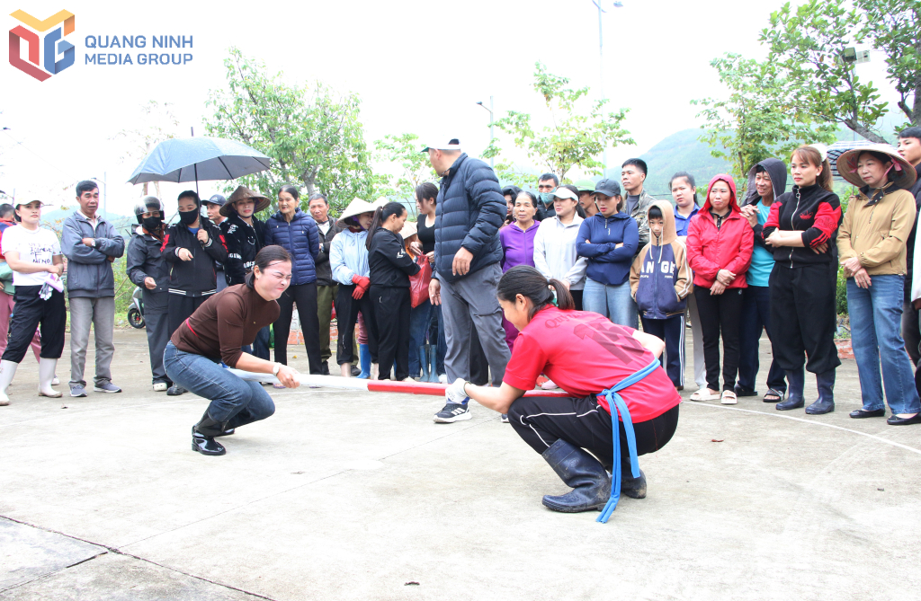 Người dân hào hứng tham gia các trò chơi dân gian trong khuôn khổ lễ hội. Người dân hào hứng tham gia các trò chơi dân gian trong khuôn khổ lễ hội.