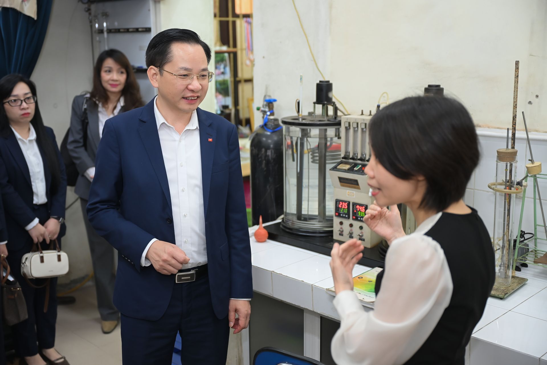 Tổng Giám đốc Nguyễn Hữu Tú cùng đoàn công tác tham quan Viện Hóa học Công nghiệp Việt Nam Tổng Giám đốc Nguyễn Hữu Tú cùng đoàn công tác tham quan Viện Hóa học Công nghiệp Việt Nam