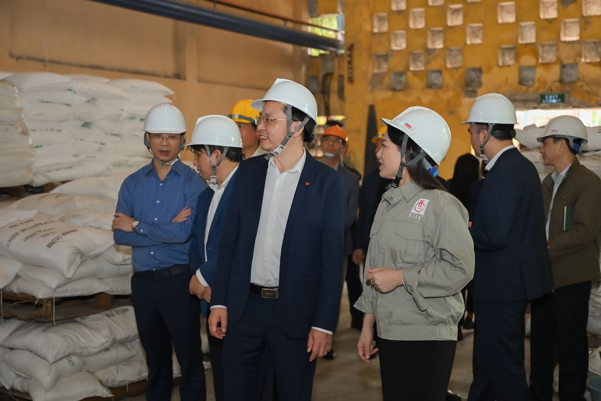 Tổng Giám đốc lưu ý, Viện cần đẩy mạnh các hoạt động nghiên cứu ứng dụng gắn với nhu cầu của doanh nghiệp trong Tập đoàn, tăng cường đổi mới sáng tạo và chuyển đổi số, qua đó đóng góp trực tiếp vào các mục tiêu đột phá khoa học - công nghệ giai đoạn tới. Tổng Giám đốc lưu ý, Viện cần đẩy mạnh các hoạt động nghiên cứu ứng dụng gắn với nhu cầu của doanh nghiệp trong Tập đoàn, tăng cường đổi mới sáng tạo và chuyển đổi số, qua đó đóng góp trực tiếp vào các mục tiêu đột phá khoa học - công nghệ giai đoạn tới.