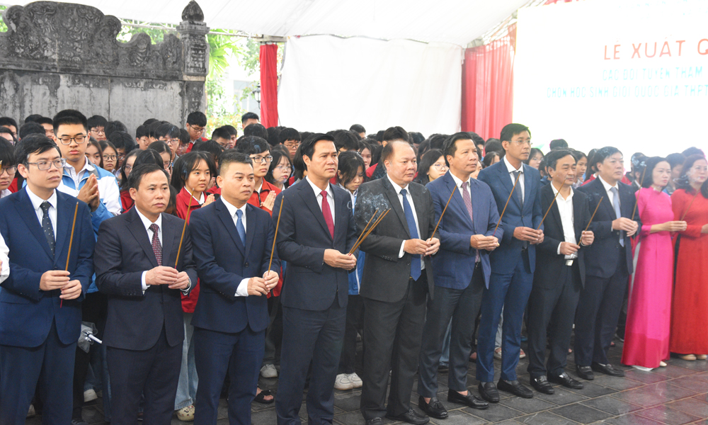 Các đại biểu, thầy cô giáo và học sinh dâng hương tại Văn miếu Bắc Ninh. Các đại biểu, thầy cô giáo và học sinh dâng hương tại Văn miếu Bắc Ninh.