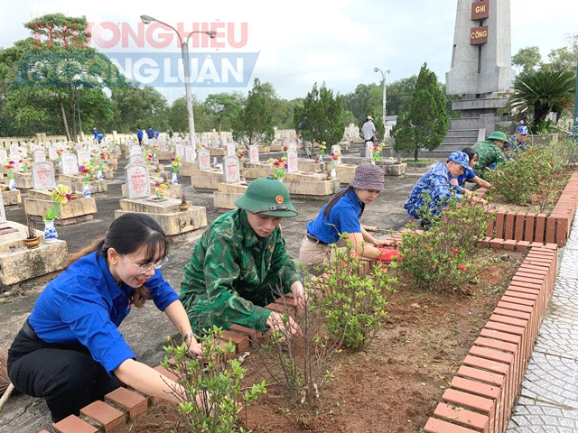 . ĐVTN vệ sinh Nghĩa trang Liệt sĩ tại thôn 9, xã Nam Cửa Việt . ĐVTN vệ sinh Nghĩa trang Liệt sĩ tại thôn 9, xã Nam Cửa Việt