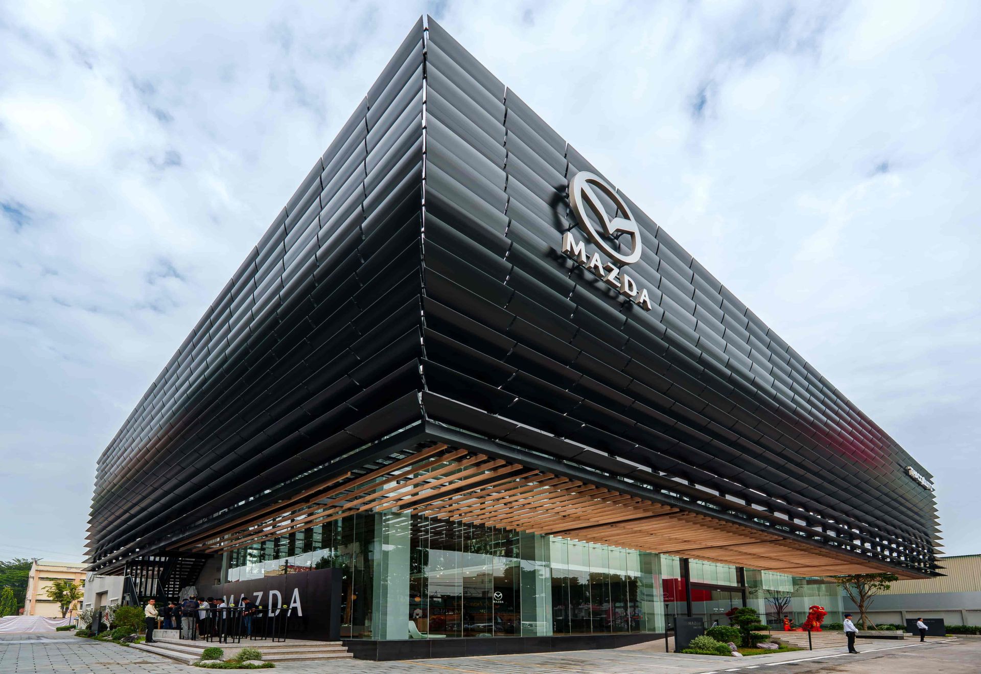 Showroom Mazda Flagship đầu tiên tại Đông Nam Á theo nhận diện mới của Mazda toàn cầu Showroom Mazda Flagship đầu tiên tại Đông Nam Á theo nhận diện mới của Mazda toàn cầu