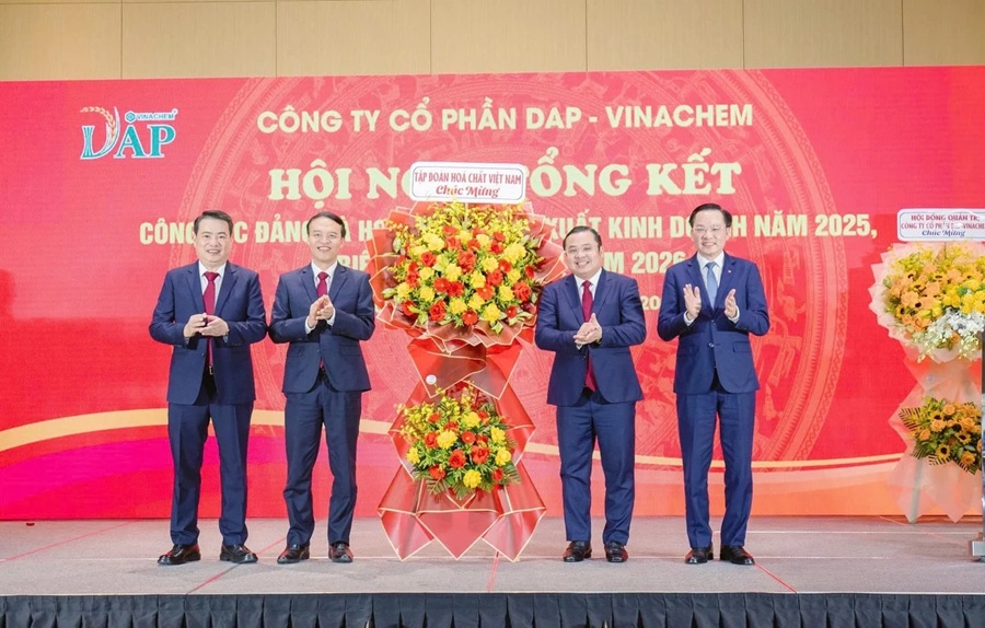 Lãnh đạo Tập đoàn Hóa chất Việt Nam tặng hoa chúc mừng Công ty Cổ phần DAP-Vinachem đã hoàn thành xuất sắc kết quả sản xuất kinh doanh năm 2025 Lãnh đạo Tập đoàn Hóa chất Việt Nam tặng hoa chúc mừng Công ty Cổ phần DAP-Vinachem đã hoàn thành xuất sắc kết quả sản xuất kinh doanh năm 2025
