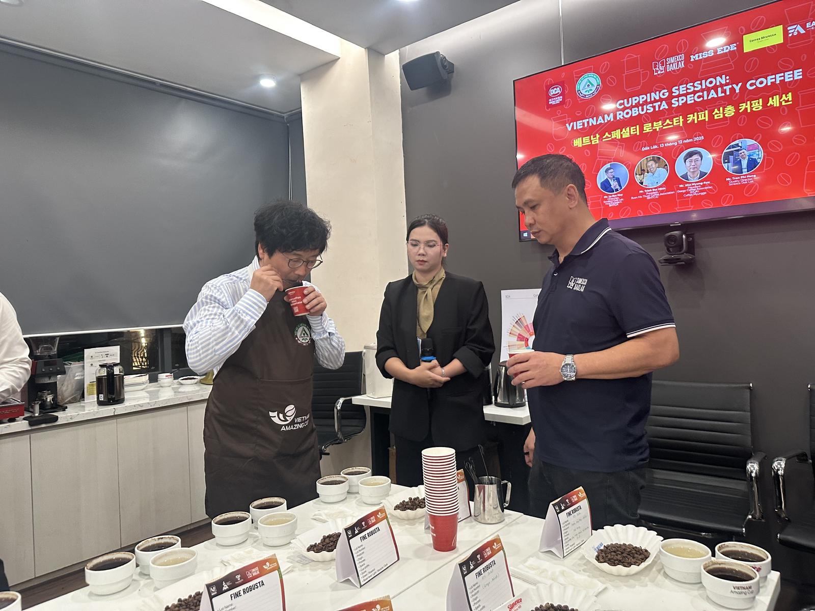 Các chuyên gia cà phê Hàn Quốc trực tiếp tham gia buổi Cupping Session (thử nếm chuyên sâu) cà phê Robusta đặc sản Việt Nam. Các chuyên gia cà phê Hàn Quốc trực tiếp tham gia buổi Cupping Session (thử nếm chuyên sâu) cà phê Robusta đặc sản Việt Nam.
