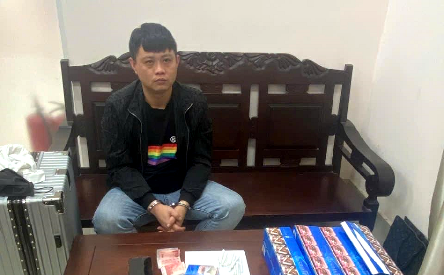 Đối tượng Pan Hsiang Jui và tang vật. Ảnh: Đinh Quân Đối tượng Pan Hsiang Jui và tang vật. Ảnh: Đinh Quân