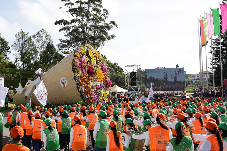 Bó hoa lớn nhất Việt Nam được ra mắt Bó hoa lớn nhất Việt Nam được ra mắt