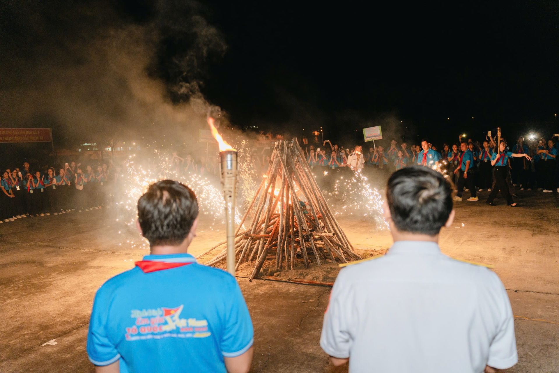 Cán bộ, chiến sĩ và thanh thiếu nhi Thành phố cùng hòa mình bên ánh lửa trại, thắt chặt tình đoàn kết quân dân Cán bộ, chiến sĩ và thanh thiếu nhi Thành phố cùng hòa mình bên ánh lửa trại, thắt chặt tình đoàn kết quân dân