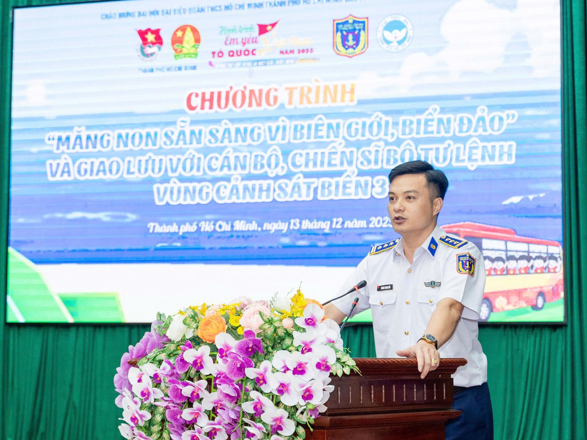 Đồng chí Hoàng Trung Hiếu giới thiệu về truyền thống, chức năng và nhiệm vụ của Bộ Tư lệnh Vùng Cảnh sát biển 3 tới đoàn đại biểu và các em thiếu nhi Đồng chí Hoàng Trung Hiếu giới thiệu về truyền thống, chức năng và nhiệm vụ của Bộ Tư lệnh Vùng Cảnh sát biển 3 tới đoàn đại biểu và các em thiếu nhi