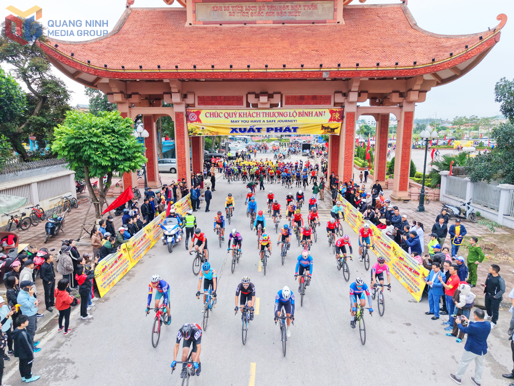 Các vận động viên chinh phục cung đường di sản bắt đầu từ Cổng Khu di tích nhà Trần Đông Triều. Các vận động viên chinh phục cung đường di sản bắt đầu từ Cổng Khu di tích nhà Trần Đông Triều.