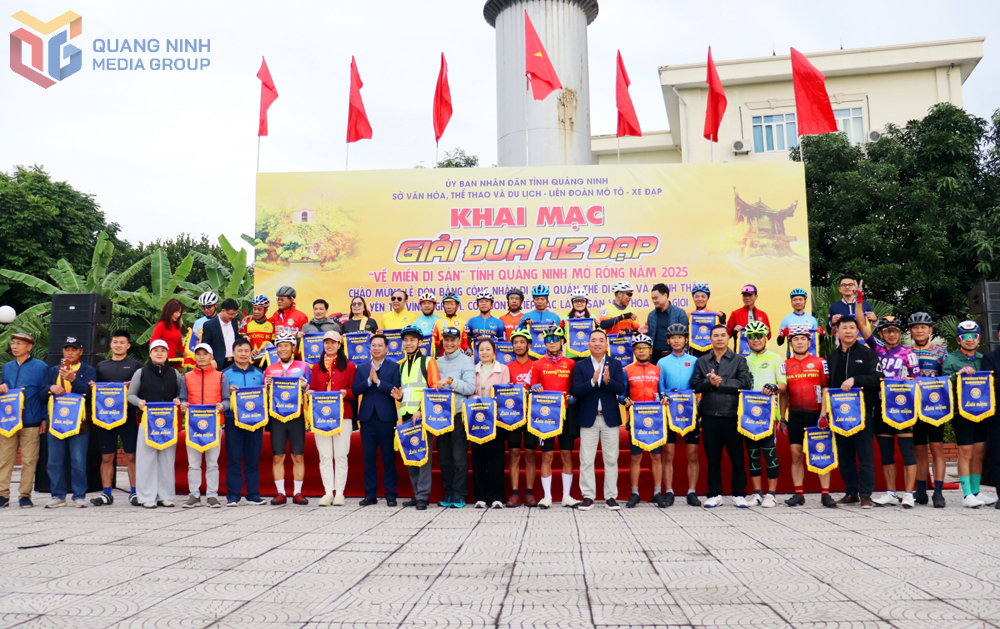 Hơn 400 tay đua tranh tài tại Giải đua xe đạp "Về miền di sản"