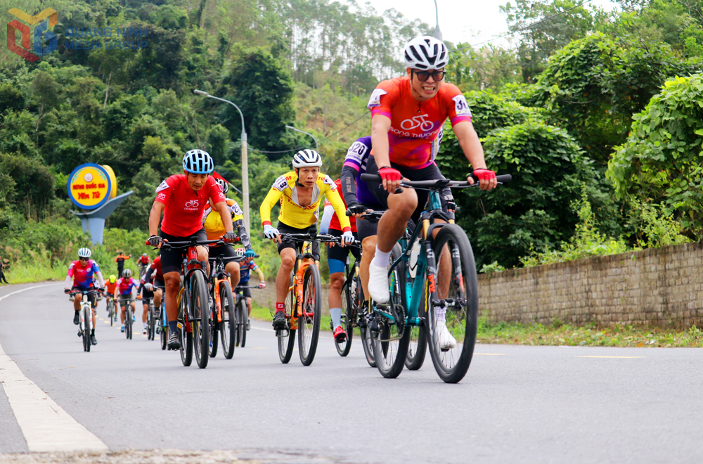 Các vận động viên tăng tốc giữa không gian trong lành của rừng quốc gia Yên Tử. Các vận động viên tăng tốc giữa không gian trong lành của rừng quốc gia Yên Tử.