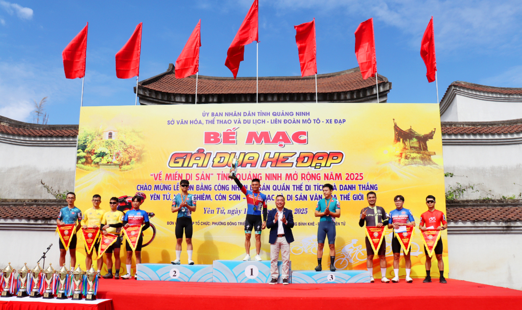 Ban tổ chức trao giải cho các vận động viên xuất sắc nhất về đích ở nội dung nam trẻ đường trường. Ban tổ chức trao giải cho các vận động viên xuất sắc nhất về đích ở nội dung nam trẻ đường trường.