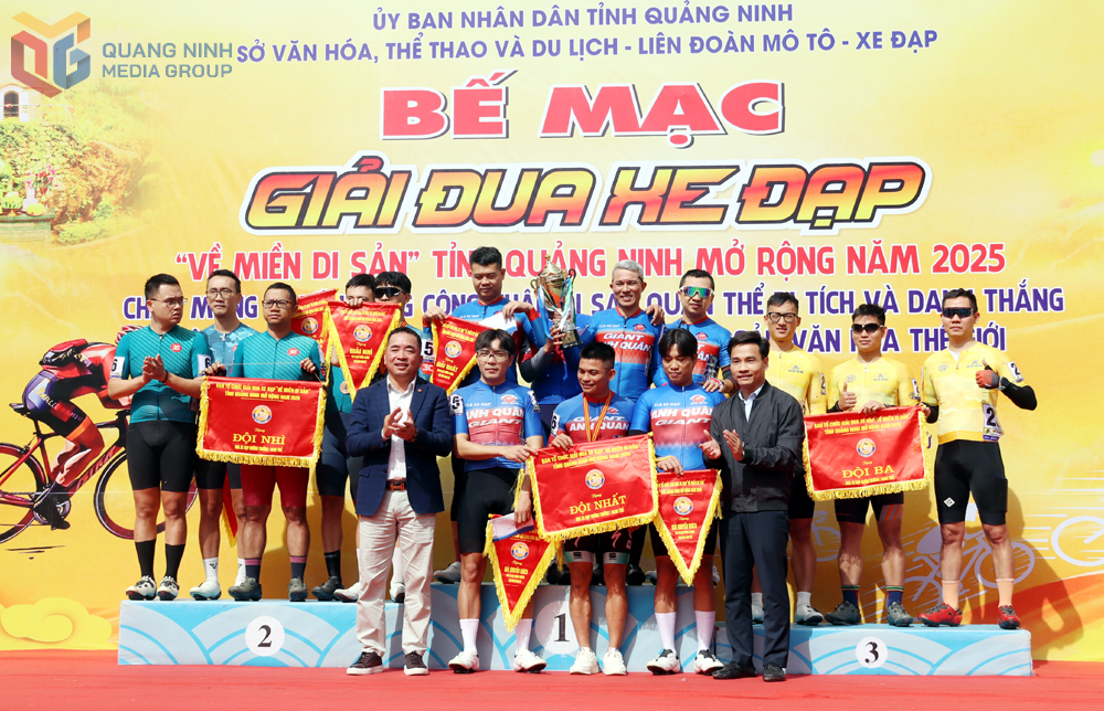 Ban tổ chức trao giải đồng đội cho các đội xuất sắc giành thành tích cao ở nội dung nam đường trường. Ban tổ chức trao giải đồng đội cho các đội xuất sắc giành thành tích cao ở nội dung nam đường trường.