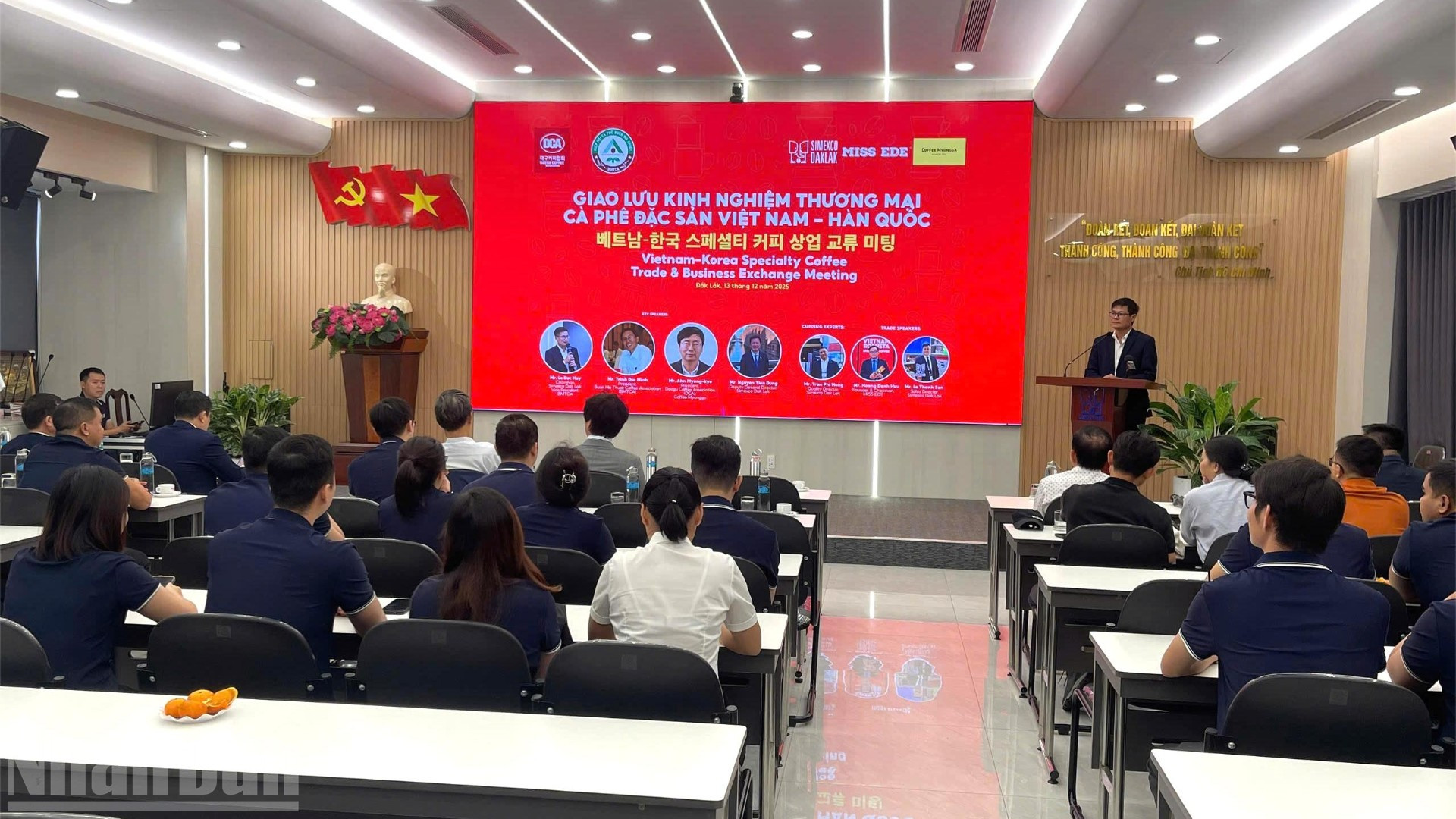 Quang cảnh buổi giao lưu kinh nghiệm (ảnh Nhân Dân) Quang cảnh buổi giao lưu kinh nghiệm (ảnh Nhân Dân)