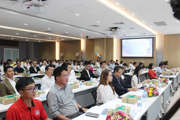 Đơn vị đồng h&agrave;nh t&agrave;i trợ học bổng, c&ugrave;ng phụ huynh, sinh vi&ecirc;n nhận học bổng dự chương tr&igrave;nh