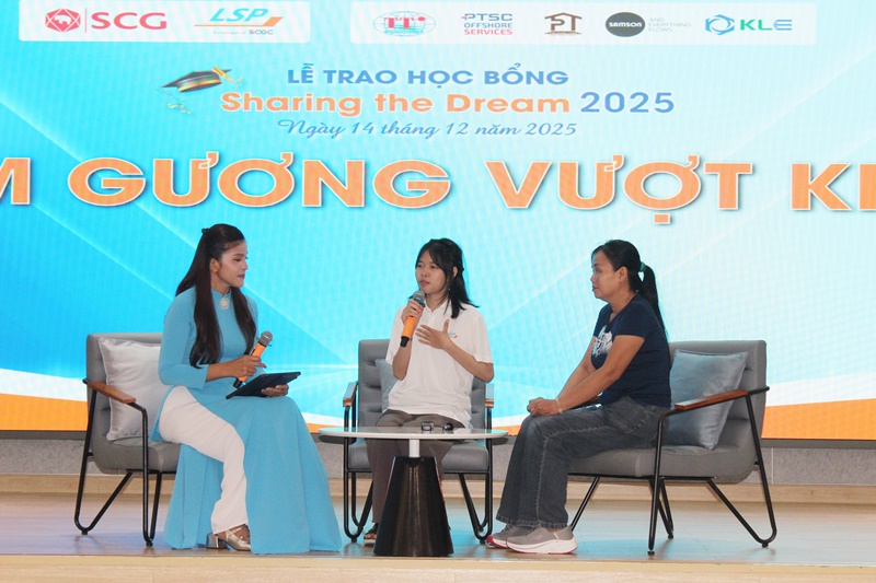 Sinh vi&ecirc;n Nguyễn Phương Nhung, th&ocirc;n 4, x&atilde; Long Sơn c&ugrave;ng mẹ chia sẻ tại chương tr&igrave;nh